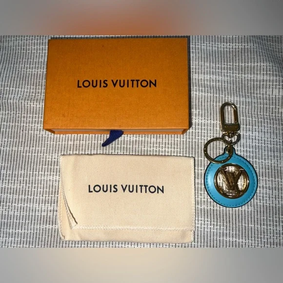 Louis Vuitton Blue & Cream LV Circle Logo Keychain w/ COA, Dust Bag & Box - Picture 2 of 6